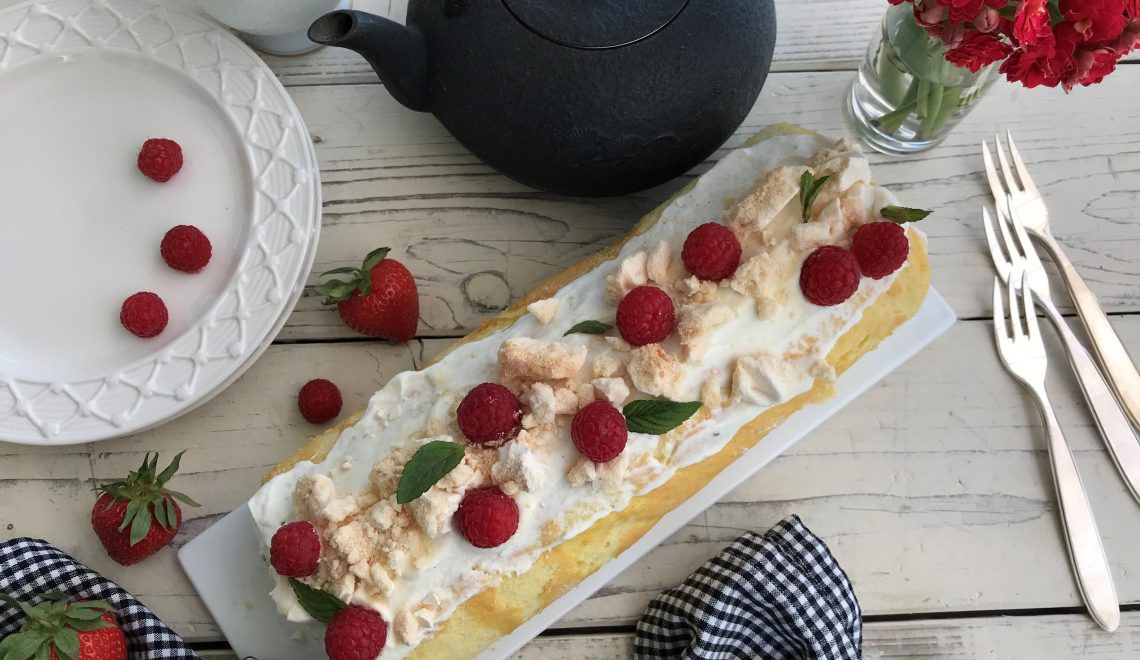 Red, round, rolled – sweet strawberry raspberry roulade