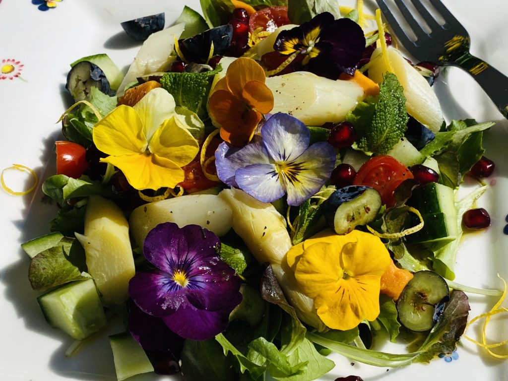 Spargelsalat mit Blüten, Chef's Handyman Magazine